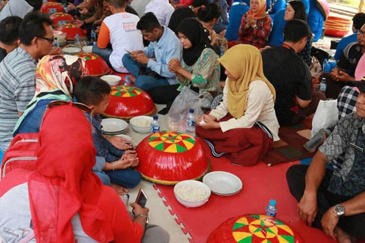 Tradisi Nganggung Budaya Yang Terus Di Lestarikan Hingga Kini