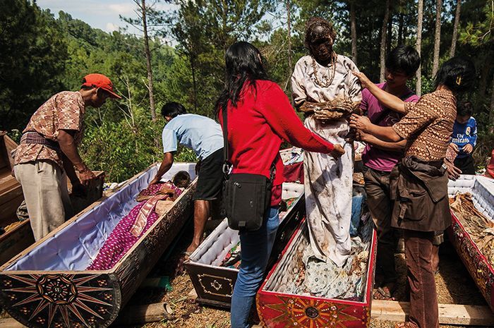 Ritual Ma Nene suku toraja