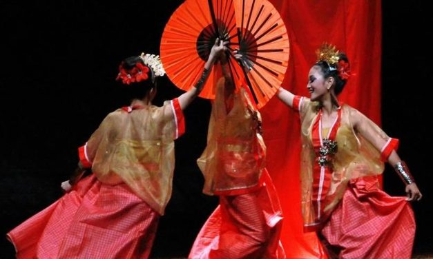 Tarian Pakarena Penuh Penghormatan Berasal Dari Gowa