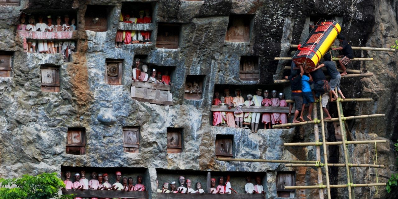 Sejarah Gua Lemo Situs Pemakaman Batu Tertua Di Tana Toraja