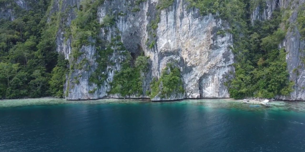 Pesona Tebing Batu Hatupia Di Maluku Tengah