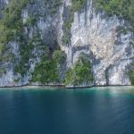 Pesona Tebing Batu Hatupia Di Maluku Tengah