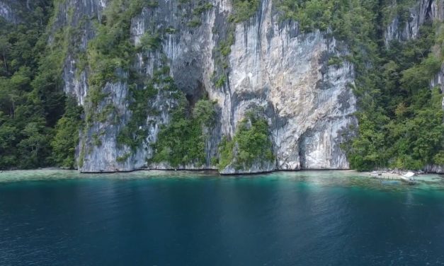 Pesona Tebing Batu Hatupia Di Maluku Tengah