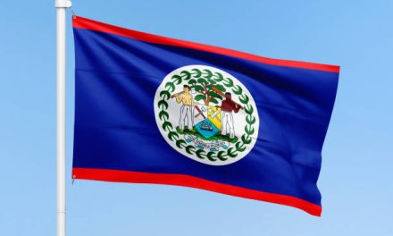Fakta Unik Bendera Belize Menampilkan Gambar Dua Manusia